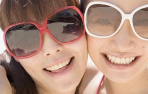young-women-wearing-sunglasses425wy071709